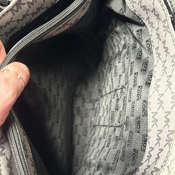 MICHAEL KORS JET SET LARGE POCKET MF TOTE BLACK - Picture 13 of 16